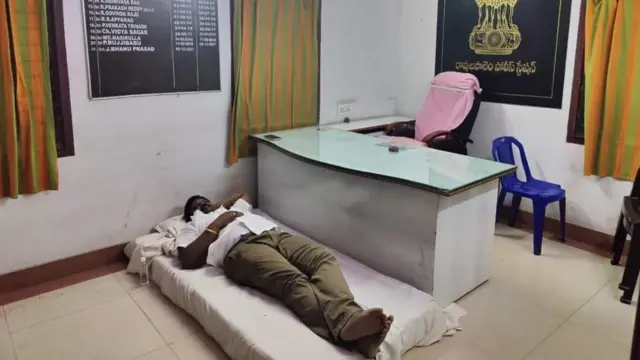 పోలీస్ స్టేషన్‌లో ఎమ్మెల్యే జగ్గిరెడ్డి