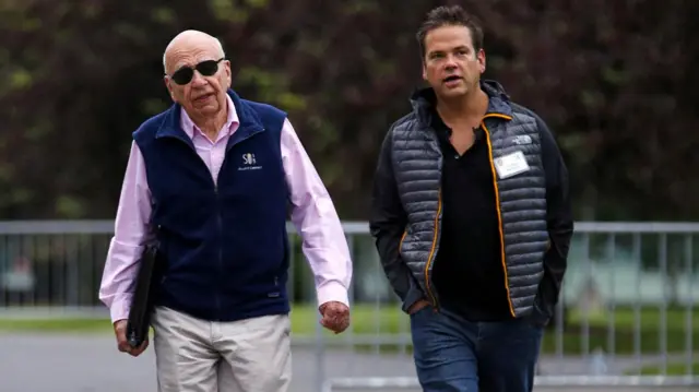 魯珀特·梅鐸(左)與他的兒子拉克倫並肩行走