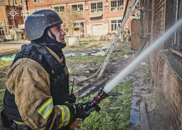 Рятувальники гасять пожежу 