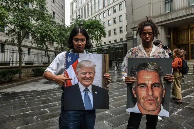 Um grupo de manifestantes exibe cartazes de Jeffrey Epstein e do presidente Donald Trump em frente ao tribunal federal