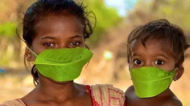 Ba o radan, a foobẹ ṣẹbọ ni iya ati ọmọ fi ọrọ ṣe. Ewe ni wọn rọra fi d'ọgbọn sọrọ ara wọn.