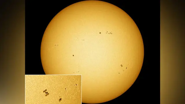 A silhueta da Estação Espacial Internacional contra o Sol