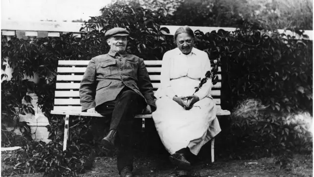 Lenin và vợ, bà Krupskaya
