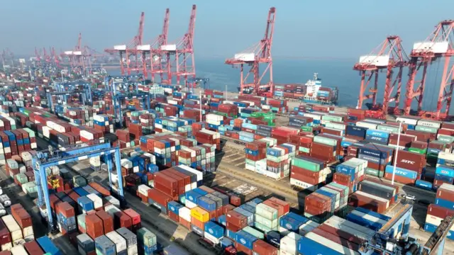 Puerto lleno de contenedores