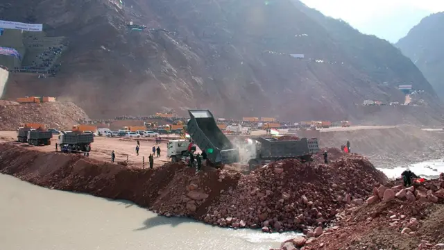 مجرای رود "وخش" برای بنیاد بلند ترین سد در جهان بسته شد