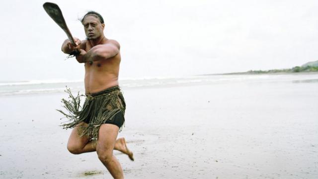 一名毛利族男子表演波华丽（pōwhiri），这是毛利人一种欢迎仪式。