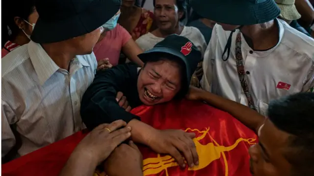 বিক্ষোভে নিহতের কফিন আঁকড়ে ধরে কাঁদছেন তার স্বজন।