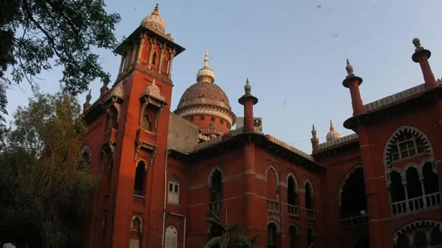 நீதிமன்றங்களில் காந்தி, திருவள்ளுவர் தவிர பிற படங்களை வைக்கத் தடை - சாதிய உள்நோக்கம் கொண்ட அறிவிப்பா?