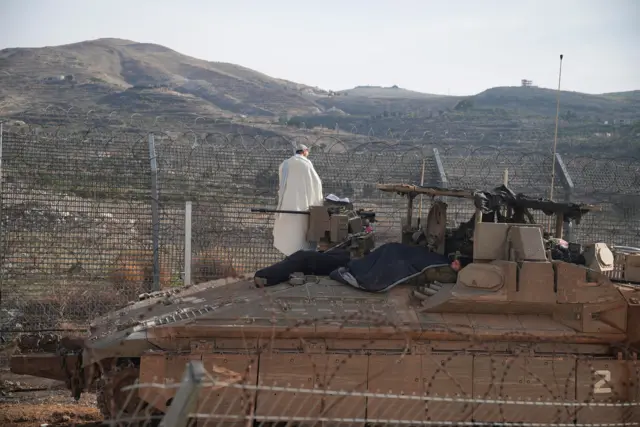 جنود إسرائيليون على متن ناقلة جند مدرعة، على طول جانب مرتفعات الجولان.