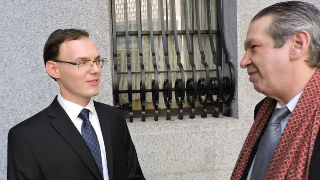 Алексей Тарасов (слева) и судебный переводчик Андрей Гаркуша