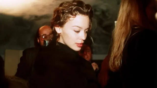 Devedesetih godina, Kajli se udaljila od pop korena i okrenula provokativnijem izgledu i zvuku.