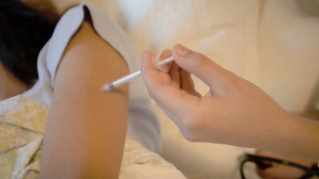 Uma mulher tomando vacina