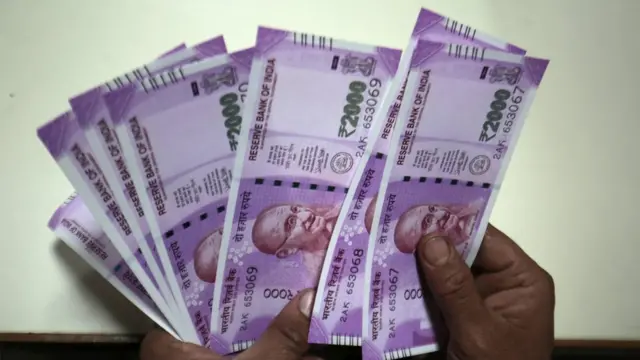 बचत खातों के लिए निकासी सीमा 24 हज़ार रुपये प्रति सप्ताह तय की गई है.