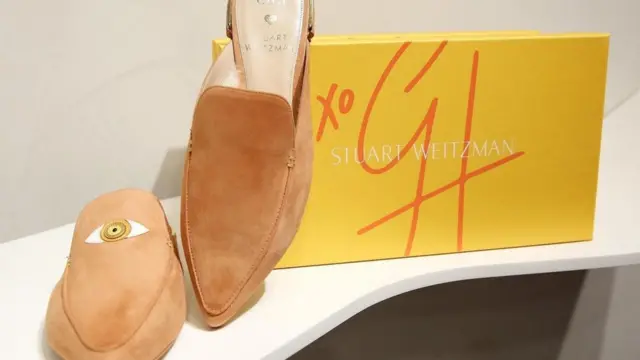 جیجی حدید که پدرش اصلیتی فلسطینی دارد سری کفش‌هایی را به بازار فرستاده است که در طراحی آن‌ها از طلسم چشم‌زخم استفاده شده است