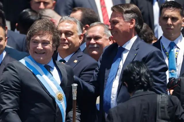 Imagem mostra o presidente da Argentina com faixa presidencial ao ladoBolsonaro