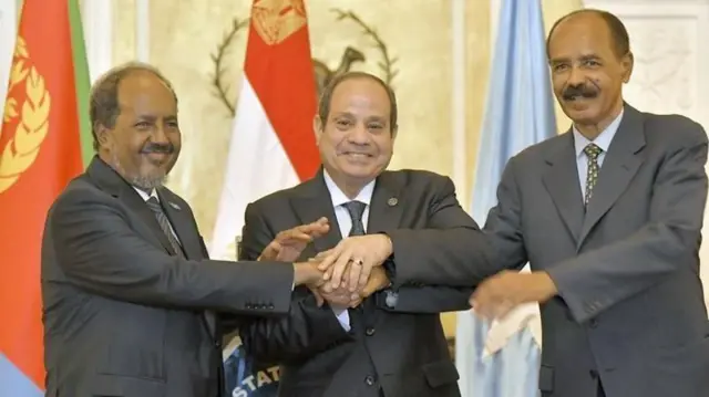 የኤርትራው፣ የሶማሊያ እና የግብፅ ፕሬዝደንቶች እጅ ለእጅ ተጨባብጠው 