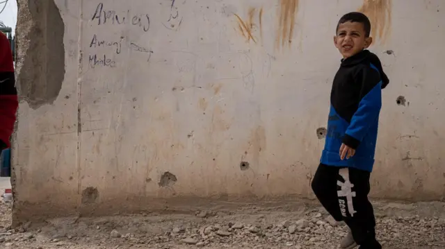 Dziury po kulach drapią mur w obozie dla uchodźców Al-Far'a na okupowanym Zachodnim Brzegu. Na nagraniu z monitoringu widać, jak izraelski żołnierz strzela do Jada z bliskiej odległości. Na pierwszym planie zdjęcia stoi młody chłopiec.