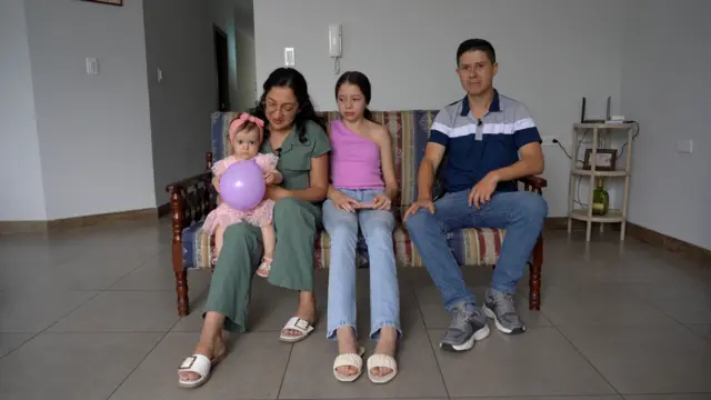 Familia con uno de sus integrantes que tiene el síndrome de Laron, que vive en Piñas. 