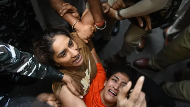 पहलवानों को 28 मई को संसद मार्च से रोक कर हिरासत में ले लिया गया. 