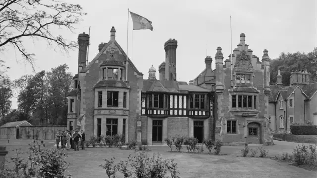 Главный офис Би-би-си планировалось разместить в бункере Школы подготовки технического персонала Би-би-си в старинной усадьбе Wood Norton в графстве Вустершир.