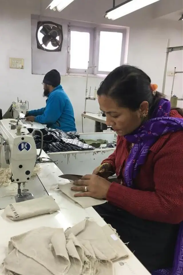 तयारी पोसाक उद्योगमा काम गर्दै एक महिला 