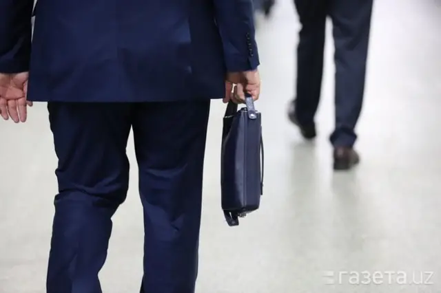 Vinil va lateksdagi erotizm Yaltiroq taytlarda sexy oyoqlar