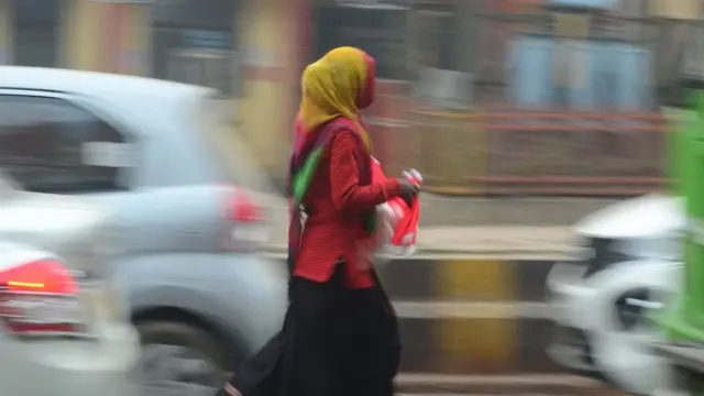 இதே நன்னாளில் , அலகாபாத்தில் சாண்டா கிளாஸ் தொப்பியை விற்கும் பெண்.