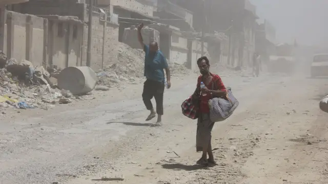 نازحون يفرون من المعارك