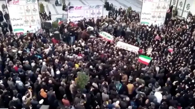 Великий натовп протестувальників