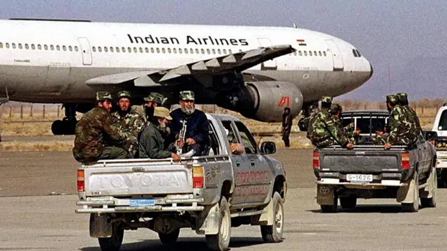 نیروهای طالبان در اطراف هواپیمای ربوده شده هندی در قندهار