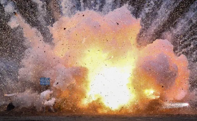 கிழக்கு ஜெர்மனியில் சட்டவிரோத பட்டாசுகள் கைப்பற்றப்பட்டு அவை பாதுகாப்பாக வெடிக்கப்பட்டன.