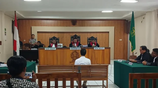 Daniel Frits Mauritus Tangkilisan sempat divonis tujuh bulan penjara dengan UU ITE.