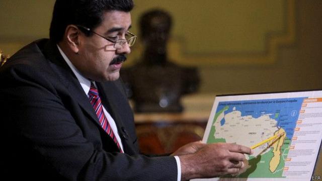 Maduro señalando un mapa