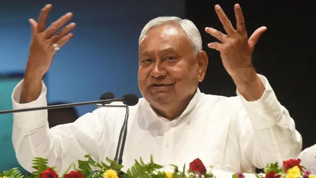 नीतीश कुमार एक सभा में भाषण देते हुए