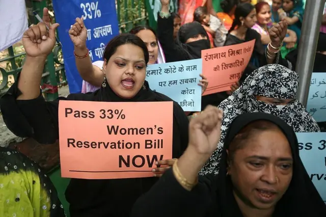 आरक्षण के लिए दिल्ली में महिलाओं का प्रदर्शन.