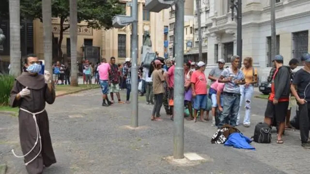 Frades dão assistência a moradoresbf slotrua no Largo São Francisco,bf slotSão Paulo