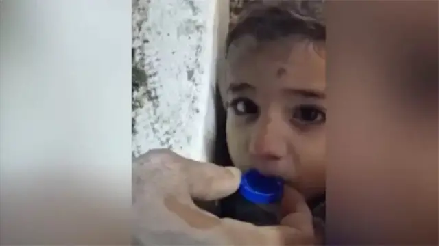 बचाव पथकातील कर्मचारी त्याला सांगत असतात, "मोहम्मद, पाणी पी...पाणी पी."