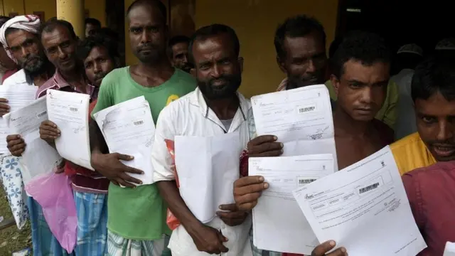 એનઆરસીમાં નોંધણી માટે ઉભેલા લોકોનો ફોટોગ્રાફ