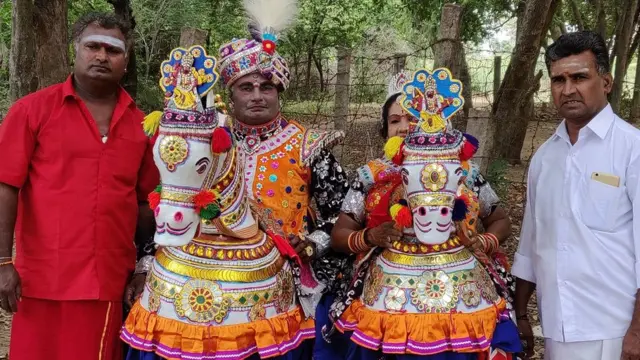 மராத்திய மாநிலத்தை பின்புலமாகக் கொண்ட நாடிராவ் குடும்பத்தினர் பல தலைமுறைகளாக தமிழகத்தில் பொய்க்கால் குதிரை நடனத்தை ஆடிக் கொண்டிருக்கிறார்கள்