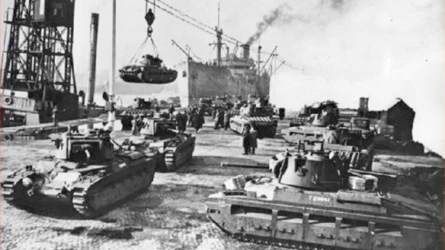 Razgruzka gruzov v portu g Molotovska (seйčas Severodvinsk) vo vremя voйnы