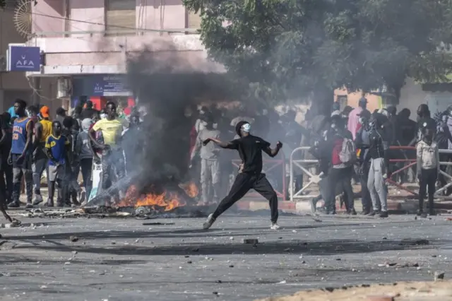 Masu zanga-zangar sun kona tayoyi tare da jifan jami'an tsaro yayin wata zanga-zangar bayan da aka tsare shugaban 'yan adawar Senegal Ousmane Sonko a gidan yari.