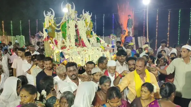 தமிழ்நாடு: மொஹரம் தினத்தில் அல்லாவுக்கு தீ மிதித்த இந்துக்கள், பிரசாதம் வழங்கிய முஸ்லிம்கள்