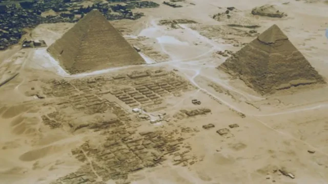 تصویر هوایی از دو هرم جیزه و مقابر اشراف