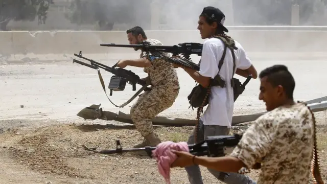 Ciidamada dowladda Liibiya ayaa dagaal kula jira kuwa Khaliifa Xafdar