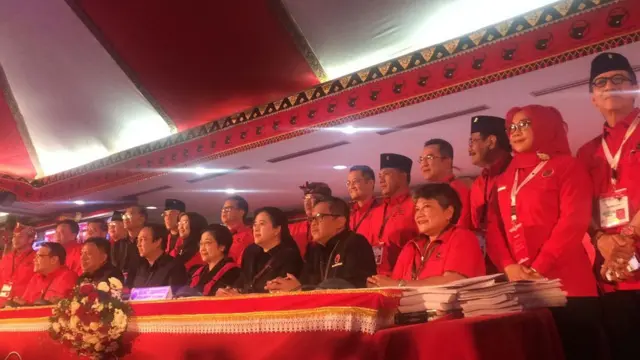 Megawati beserta jajaran kepengurusan PDIP dalam penutupan Kongres V PDIP di Bali, Sabtu (10/08).