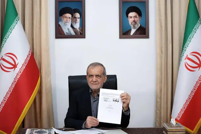 مسعود پزشکیان، رئیسجمهور ایران، در ۱۸ ژوئن ۲۰۲۶ (۲۸ خرداد ۱۴۰۵) در دفتر خود در تهران، یادداشت تفاهمی را که با میانجیگری پاکستان و با هدف پایان دادن به جنگ میان ایران و ایالات متحده آمریکا تنظیم شده بود، امضا میکند.