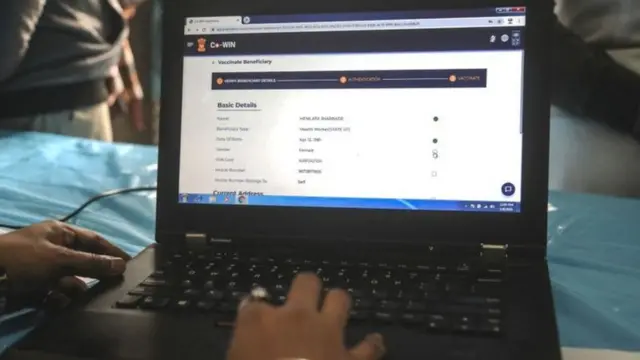 સ્માર્ટફોન અને ઇન્ટરનેટની જરૂરિયાત રસી મેળવવા માટે કેટલી વાજબી?