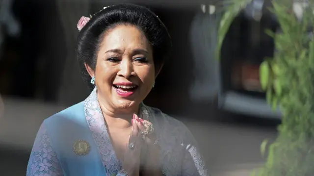 Mantan istri Presiden Terpilih Prabowo Subianto, Titiek Soeharto berjalan keluar dari kediaman Prabowo Subianto jelang pelantikan presiden dan wakil presiden