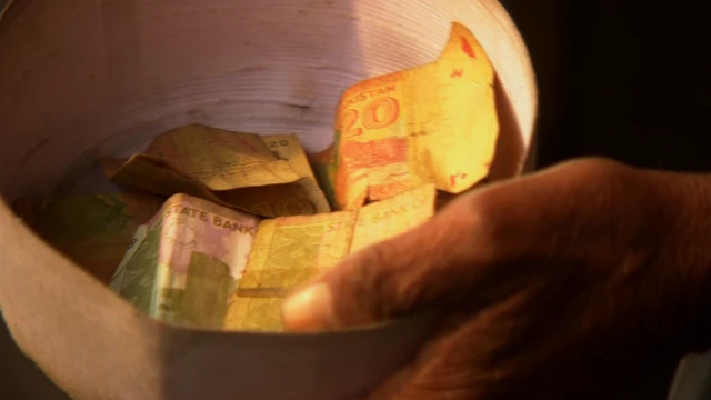 کلاه فرسوده و چرک بستۀ این پیر مرد نابینا پر از صدقاتی شده که کلدار است، نه حتا یک ده افغانی