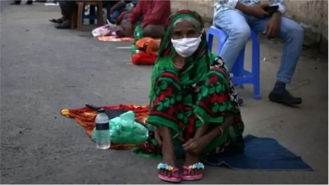 বাংলাদেশে একটি হাসপাতালের সামনে কোভিড-১৯ পরীক্ষার জন্য অপেক্ষারত লোকেরা